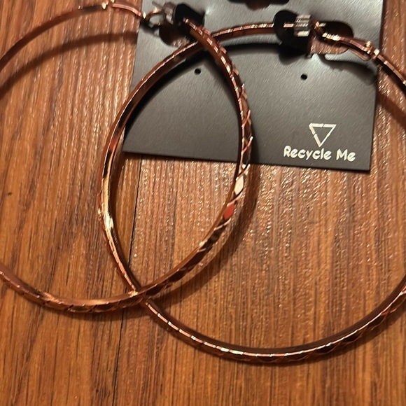 GUESS “BASIC” LARGE ROSE GOLD DIAMOND CUT HOOP EARRINGS - Picture 5 of 9